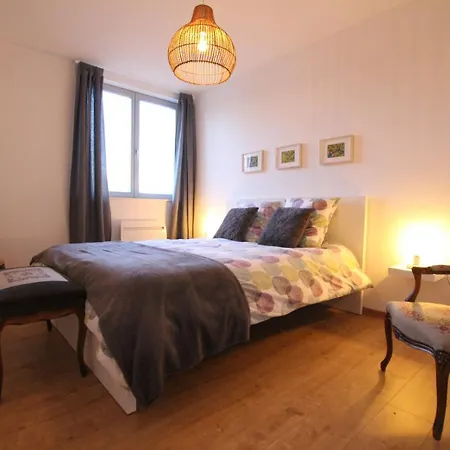 Center - Bright And Large Remparts *