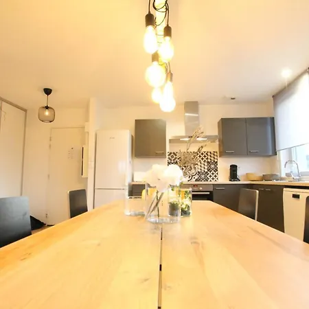 Center - Bright And Large Remparts