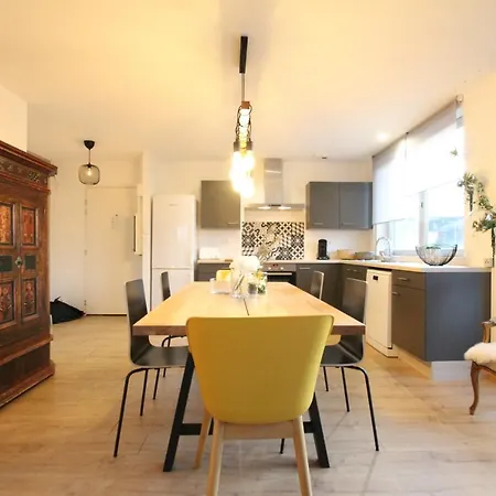 Center - Bright And Large Remparts