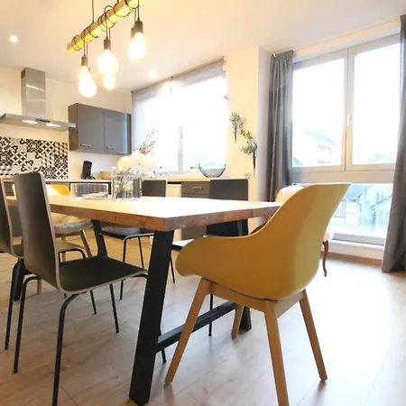 Center - Bright And Large Remparts *