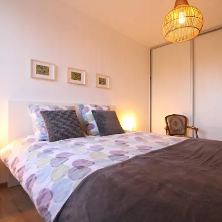 Center - Bright And Large Remparts *